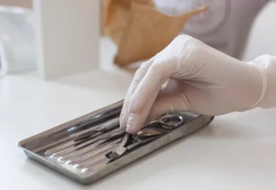 Sterylizacja narzędzi w branży beauty – kompletny przewodnik dla początkujących i zaawansowanych Sterylizacja narzędzi w branży beauty – kompletny przewodnik dla początkujących i zaawansowanych